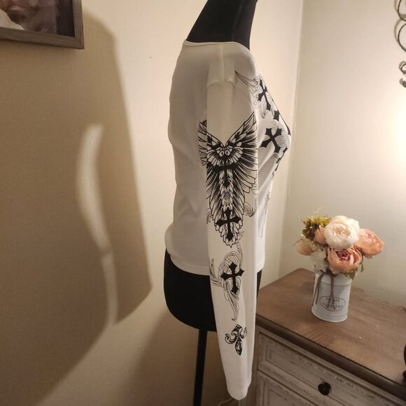 Elegant White Long Sleeve Shirt with Crucifix Graphics - Picture 4 of 4